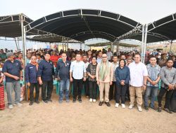 Anggota DPR-RI Viktor Bungtilu Laiskodat Bantu Traktor Bagi Warga Amfoang